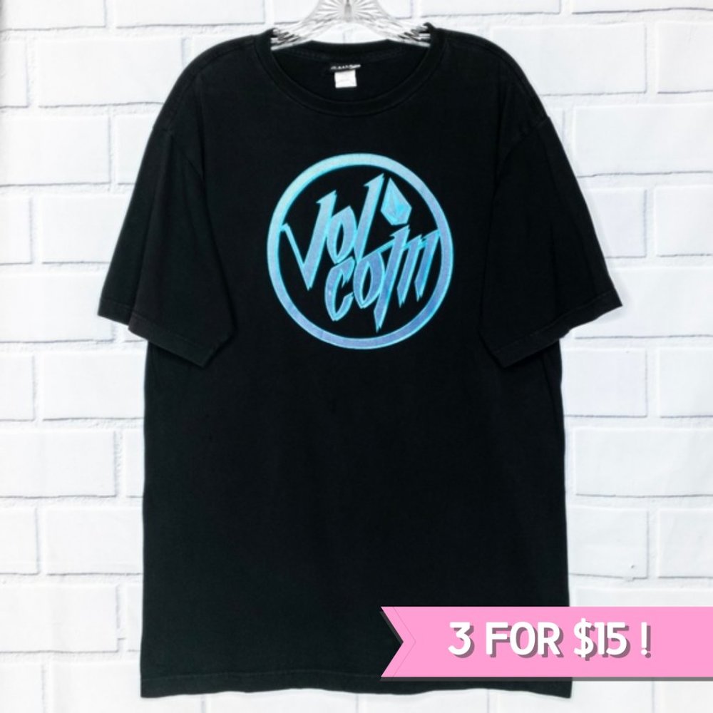 VOLCOM⫸ Circular Graphic Logo Black Tee • Gradient